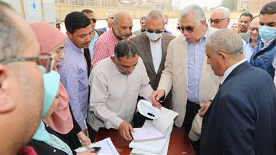 وزير الزراعة يتفقد مطحن بنها لمتابعة توريد محصول القمح | صور