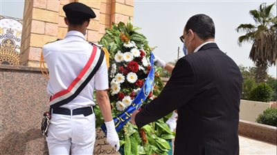 محافظ شمال سيناء يضع إكليل الزهور علي قبر الجندي المجهول بالعريش| صور 