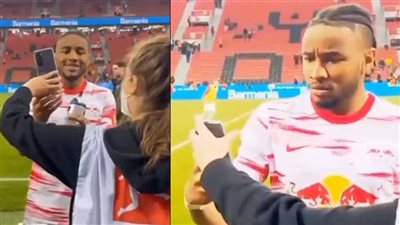 فتاة تنقذ هداف لايبزيج الألماني من سيلفي محرج | فيديو