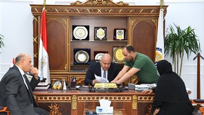محافظ قنا يستقبل 31 مواطنا للاستماع إلى شكواهم