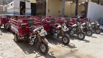 تروسيكلات جديدة تدخل الخدمة لرفع مخلفات تطهير شبكات الصرف الصحي بسوهاج