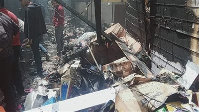 ‏ندب الأدلة الجنائية لمعاينة آثار حريق محال الورق بسوق المنشية وسط الإسكندرية