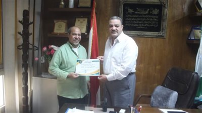 رئيس هيئة النظافة والتجميل يكرم مدير إدارة الخزينة لبلوغه سن المعاش | صور