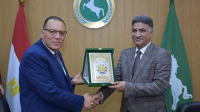 محافظ الشرقية يكرم رئيس الهيئة القومية لمياه الشرب بالشرقية 