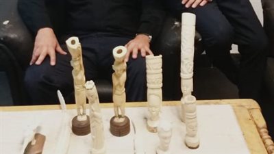 ضبط محاولة تهريب تماثيل مصنوعة من العاج وعملتين أثريتين بمطار القاهرة