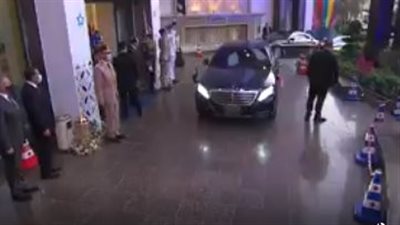 لحظة وصول السيسي حفل إفطار الأسرة المصرية | فيديو