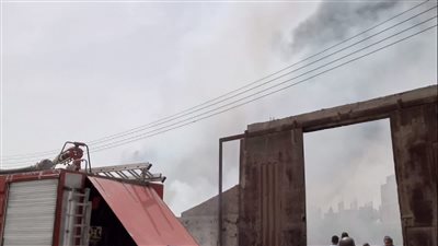 إخماد حريق بالقرب من محطة وقود بالقناطر الخيرية| صور