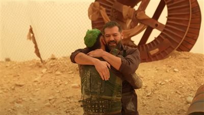 عمرو يوسف لرامز جلال: تعالى فى حضني | فيديو