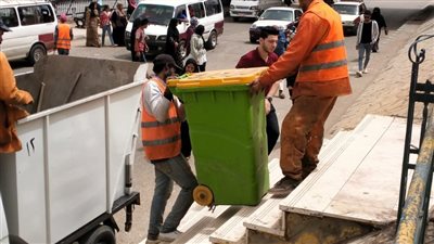 رفع 277 طن قمامة وأتربة من الشوارع والميادين الرئيسية بالمنصورة| صور 