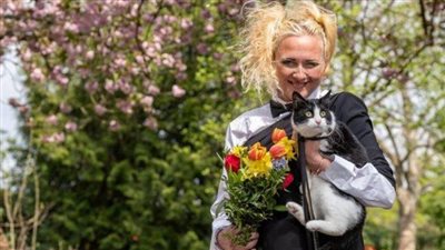 سيدة بريطانية تتزوج قطها |صور 