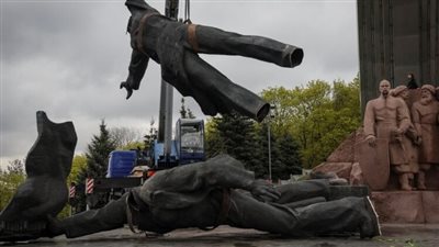 كييف تسقط تمثالًا من الحقبة السوفيتية يرمز للصداقة الروسية الأوكرانية | صور