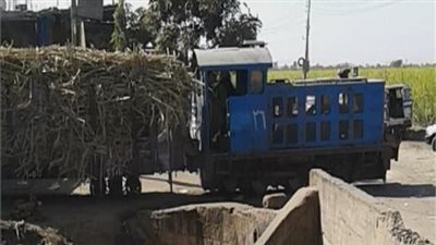 إصابة شخصين في انقلاب قطار قصب بقنا