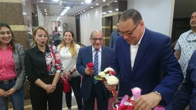  محافظ الشرقية يوزع باقات الورود على المسيحيين العاملين بالديوان العام 
