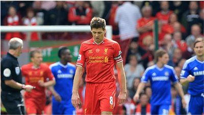 في مثل هذا اليوم.. سقوط جيرارد الذي أبكى مدينة ليفربول ومنح السيتي الدوري