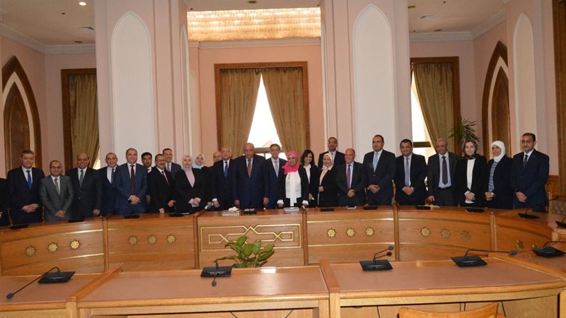 وزير الخارجية مع