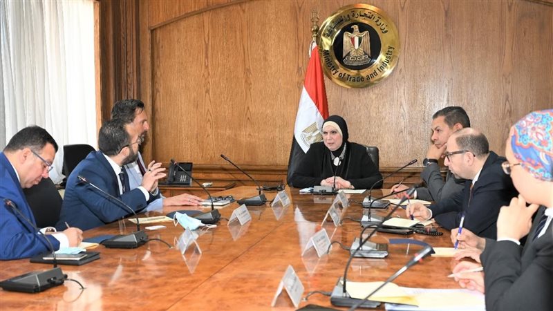 وزيرة التجارة مع