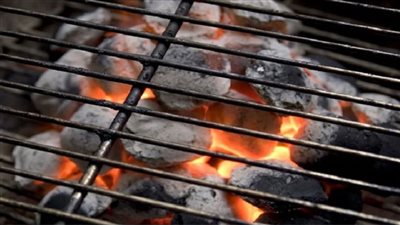 هل الشوي على الفحم يسبب السرطان.. ومتى يكون صحيا؟.. استشاري تجيب