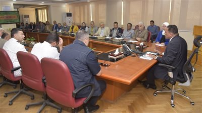 محافظ مطروح يبحث مع الجهاز التنفيذي الاستعداد لموسم الصيف | صور 