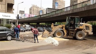رئيس حي العمرانية يتابع رفع المخلفات أسفل كوبري ترسا | صور