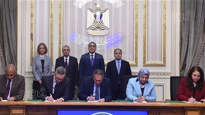 سندات خضراء.. مدبولي يشهد توقيع اتفاقية لإعادة تمويل 6 مشروعات في 