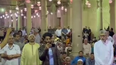 إقبال كبير على صلاة التراويح بمسجد عمرو بن العاص ليلة 27 رمضان | فيديو 
