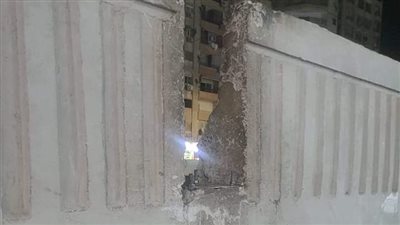 حي العمرانية يزيل سلما خشبيا أقامه الأهالي على محور الملك عبد الله بترعة الزمر