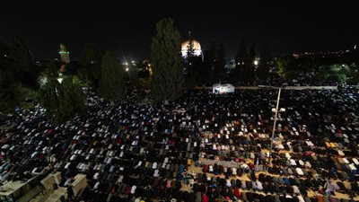 أكثر من 250 الف مصلي يحيون ليلة القدر بالمسجد الاقصى|فيديو 