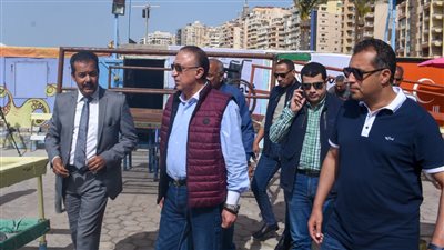 محافظ الإسكندرية يتفقد شاطئ المندرة المجاني.. ويتابع استعدادات استقبال المصطافين خلال عيد الفطر