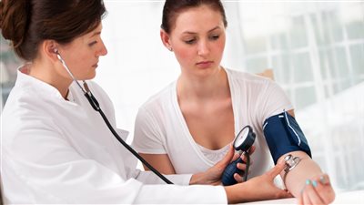 أعراض ضغط الدم العالي وأسباب الإصابة.. وطرق العلاج بالمشروبات