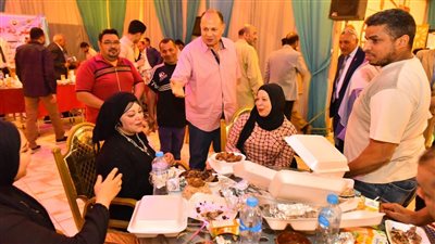 محافظ أسيوط يشارك 300 شخص من ذوي الهمم إفطارهم السنوي 