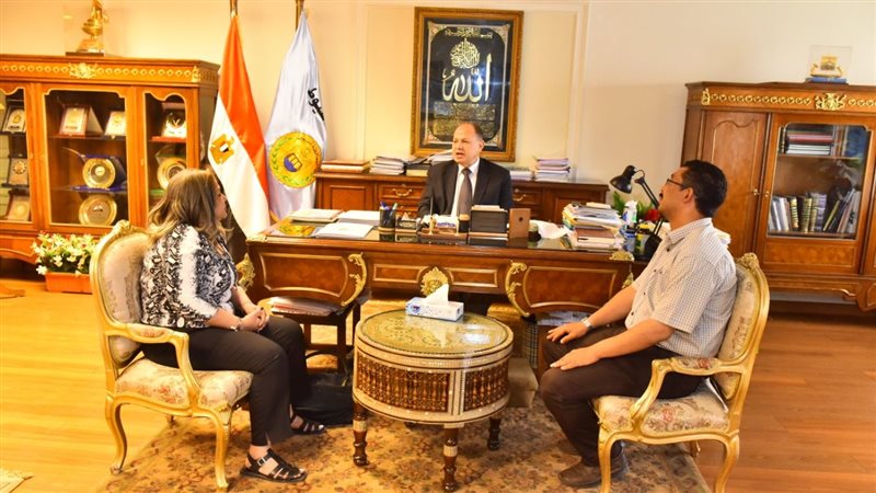 اجتماع محافظ أسيوط