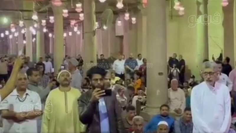 صلاة التراويح بمسجد