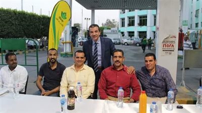 رئيس كارجاس يشارك العاملين بمحطة غاز طبيعي وجبة الإفطار