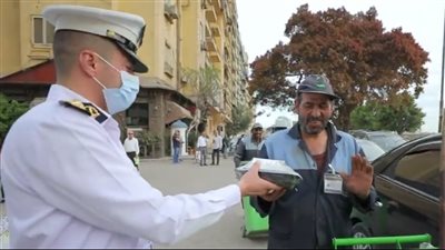 الشرطة توزع وجبات إفطار على الصائمين في الشوارع والطرق|فيديو 