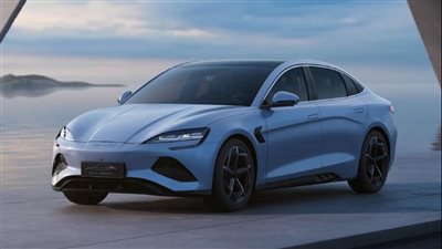 سيارات بي واي دي SEAL EV بواجهة خلفية ممتدة الأنوار ومدمجة بطابع رياضي 