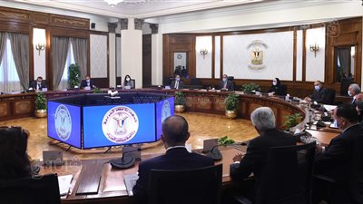 السيسي يكلف الحكومة بتوفير مستلزمات الإنتاج للمصانع المختلفة