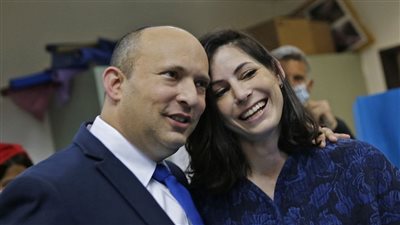 للمرة الثانية خلال 48 ساعة.. عائلة رئيس الوزراء الإسرائيلي تتلقى رسالة تهديد بالرصاص 