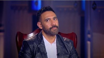 عمرو مصطفى يبكي متأثرا بوفاة والدته: مسمعتش كلامها|فيديو