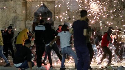مواجهات عنيفة في باحات المسجد الأقصى بين الفلسطينيين وجيش الاحتلال | فيديو 