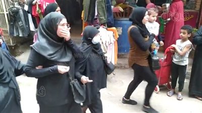 انهيار أسرة الكاتب الصحفي عماد الفقي خلال تشييع جثمانه | صور