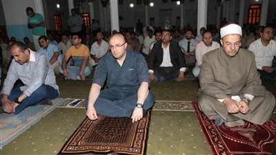محافظ بني سويف يؤدي صلاة الجمعة الأخيرة من رمضان بمسجد عمر بن عبد العزيز | صور 