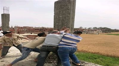 موظفو مجلس مدينة أبوحماد يهدمون صبة خرسانية مخالفة بأيديهم| صور