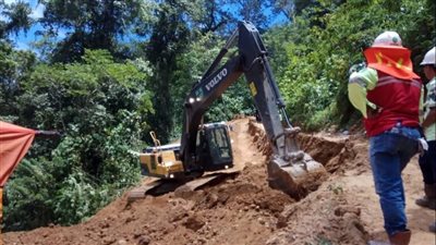 مقتل 12 امرأة جراء انهيار أرضي في منجم ذهب بإندونيسيا