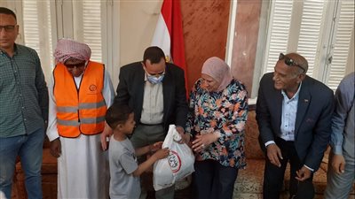 محافظ شمال سيناء يوزع ملابس العيد على الأيتام