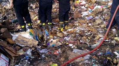 5 سيارات إطفاء للسيطرة على حريق مصنع كرتون بشبرا الخيمة | صور 