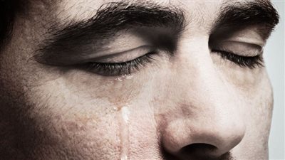 تفسير رؤية بكاء الميت في المنام وعلاقتها بقدوم الخيرات وانتهاء المآسي 