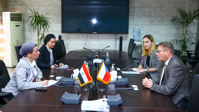 وزيرة البيئة وسفير
