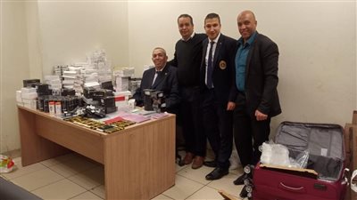 ضبط محاولتين لتهريب هواتف محمولة وشيش إلكترونية وزيت ماريجوانا بمطار القاهرة