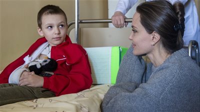 أنجلينا جولي تداعب طفلة أثناء زيارتها لأوكرانيا | فيديو