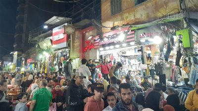 زحام العتبة وصل طنطا.. تكدس المواطنين في المحلات لشراء ملابس العيد | فيديو